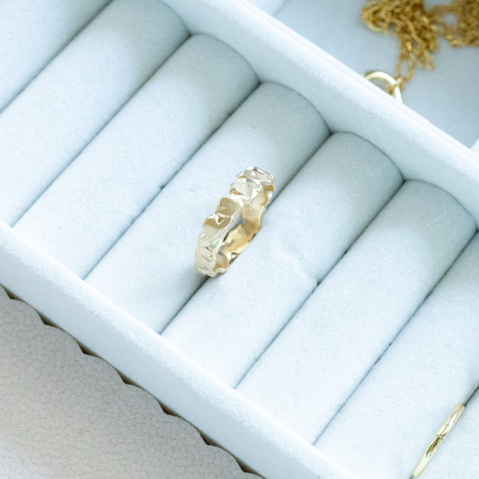 Anel Gravilha Dourada em Ouro Amarelo 18k