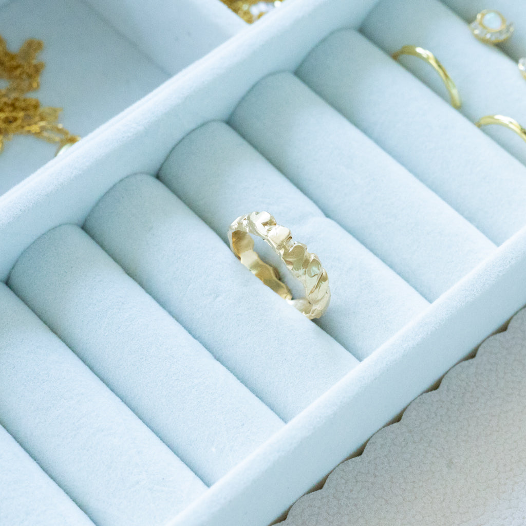 Anel Gravilha Dourada em Ouro Amarelo 18k