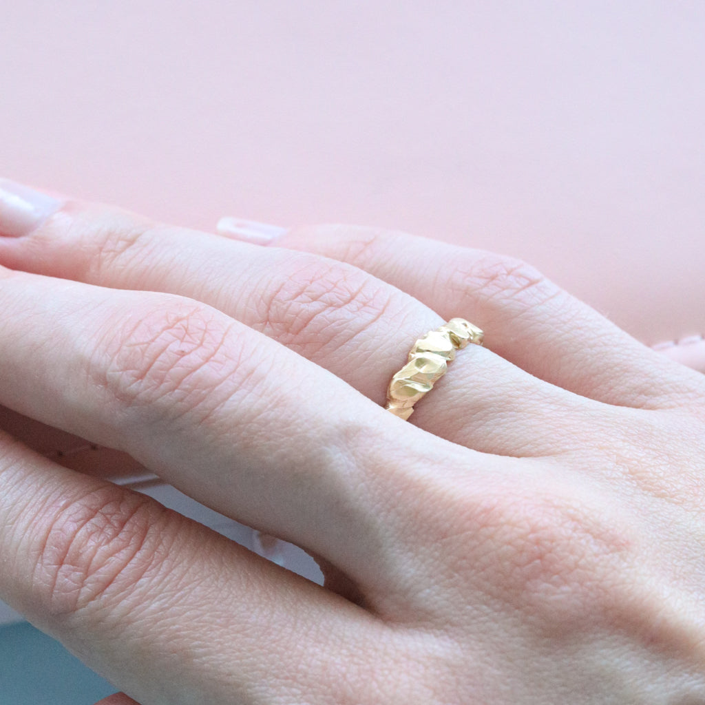 Anel Gravilha Dourada em Ouro Amarelo 18k