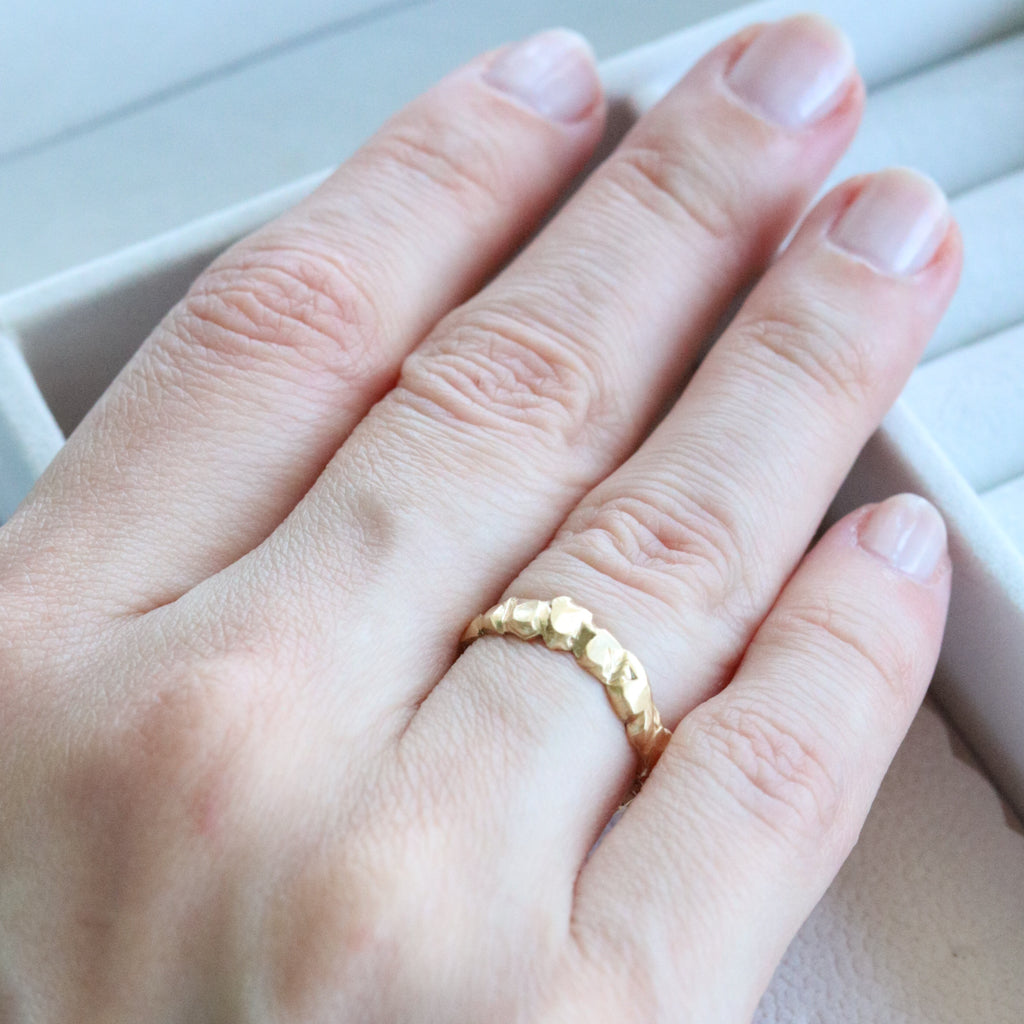 Anel Gravilha Dourada em Ouro Amarelo 18k