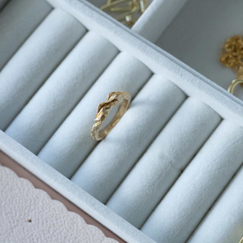 Anel Folhagem Nobre em Ouro Amarelo 18k