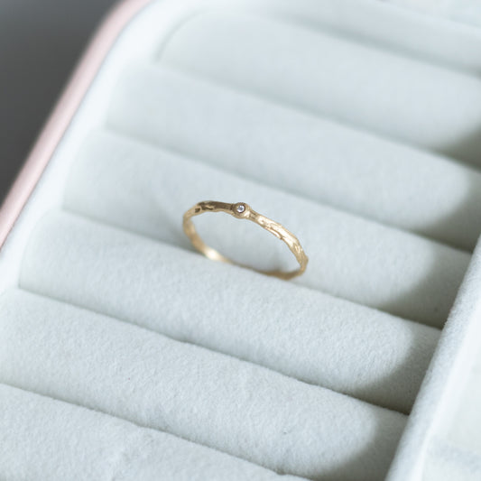 Anel Gravetinho com Diamante em Ouro Amarelo 18k